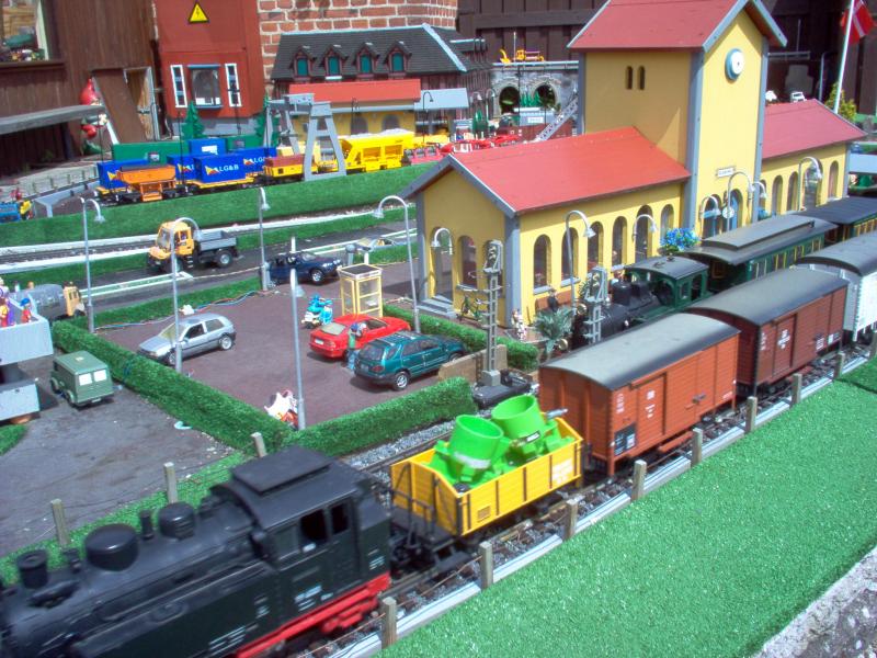 Lebhafte Ttigkeit am bahnhof! Gartenbahn beim ehem. lokfhrer  Skipper , Borup, Dnemark.