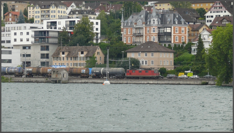 Leerer Oelzug aus Landquart mit Re 4/4 II in Wdenswil. (24.06.2009)