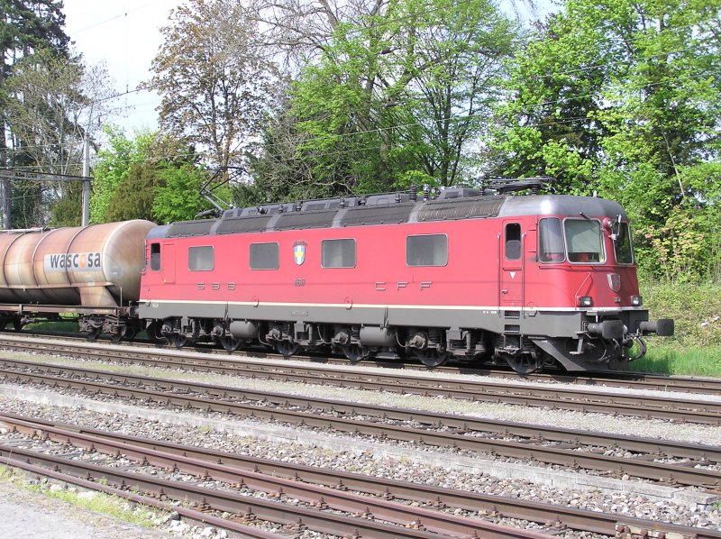 Leerer lzug mit Re 6/6 11617  Heerbrugg  in Kreuzlingen Hafen bereit zur weiterfahrt richtung Romanshorn am 21.04.09