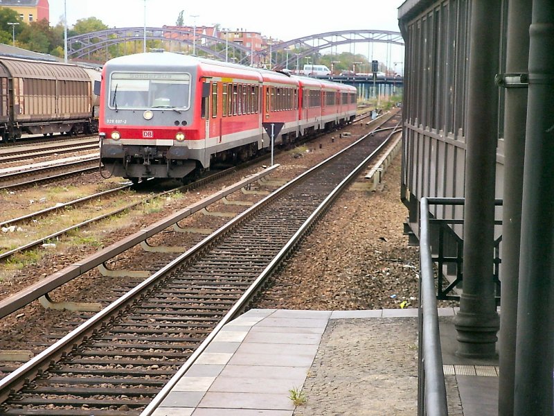 Leerfahrt  3 Triebwagenzge der BR 628 nach Baumschulenweg, hier in Berlin-Neuklln, im Hintergrund die Ilsebrcke