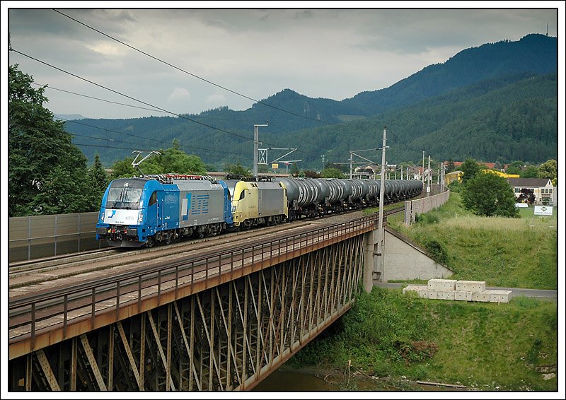 Leerkerosinzug 48431 bei der Querung der Mur in Leoben am 27.6.2008 bereits wieder mit LTE 1216 910 an der Spitze.