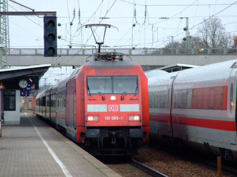 Leerzug bestehend aus IC-Wagons, gezogen von 101 065 am 31.03.2007 bei der Durchfahrt durch Plattling.