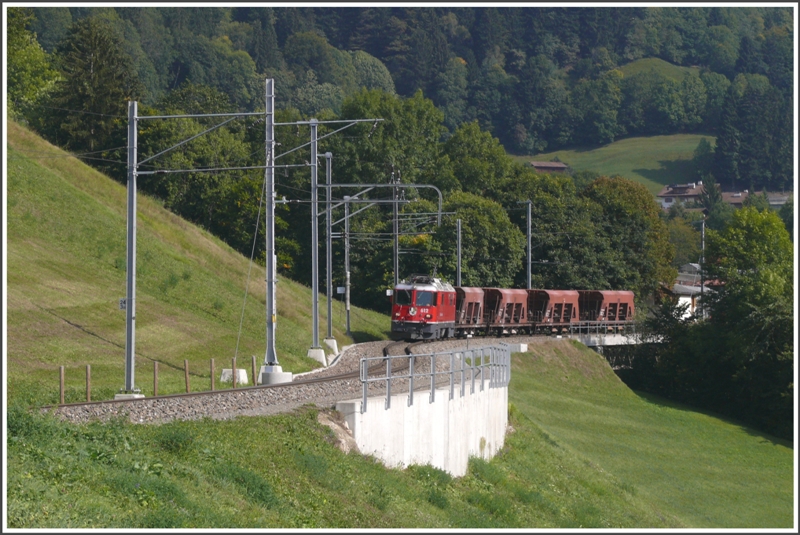 Leerzug mit Ge 4/4 II 612  Thusis  mit 4 Fad von Serneus (Anschlussgleis bei der Sunnibergbrcke) nach Schiers. Dort werden die Wagen an der Hochrampe beladen und pendeln so mehrmals am Tag hin und her. Hier hat der Leerzug soeben die Station Saas verlassen. (24.09.2009)