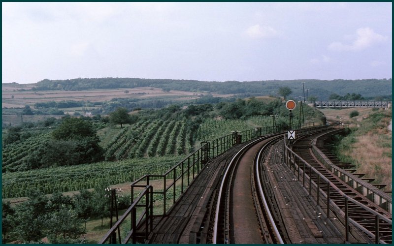 Lehnenviadukt bei Sigmundsherberg. Gut zu sehen ist auf diesem Bild, dass frher mal ein zweites Gleis hier lag. Die Fahrt erfolgte von Wien nach Gmnd auf der offenen hintersten Plattform einer zweiachsigen Donnerbchse, demnach ist es kein Foto aus dem Fhrerstand, sondern hinten raus. (Archiv 09/75)