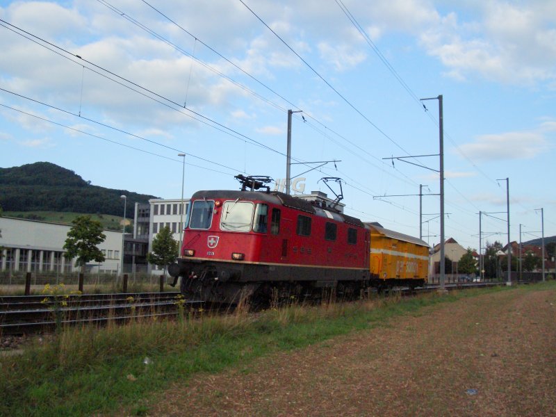 Leicht bermotorisiert ist dieser Postzug mit der Re 4/4 II 11225, den ich am 25.08.2008 auf dem Weg nach Basel bei Sissach ablichtete.