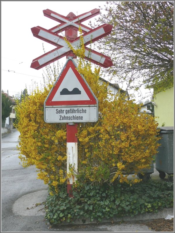 Leicht bertrieben erscheint mir dieses Schild beim Depot Ruderbach, wo eine unbedeutende Nebenstrasse die Gleise der RhW kreuzt. Der Triebwagen fhrt hier Schritttempo. (14.04.2008)