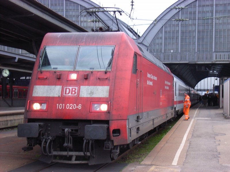  Leicht  verschmutzt kommt 101 020 - 6 mit ihrem ber 30 Minuten verspteten EC aus Mnchen in Karlsruhe an. Nach dem Lokwechsel, wird er mit einer 181 weiter nach Paris EST fahren. Aufgenommen wurde dieses Bild am 17.03.07