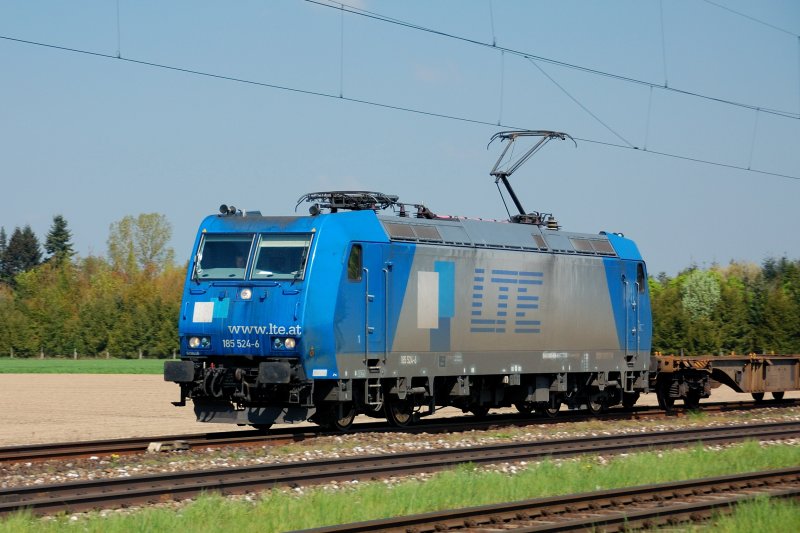 Leichtes Spiel hat 185 524-6 der LTE mit ihrem leeren Containertragwagenzug Richtung Augsburg. In Szene gesetzt am 06.05.08.