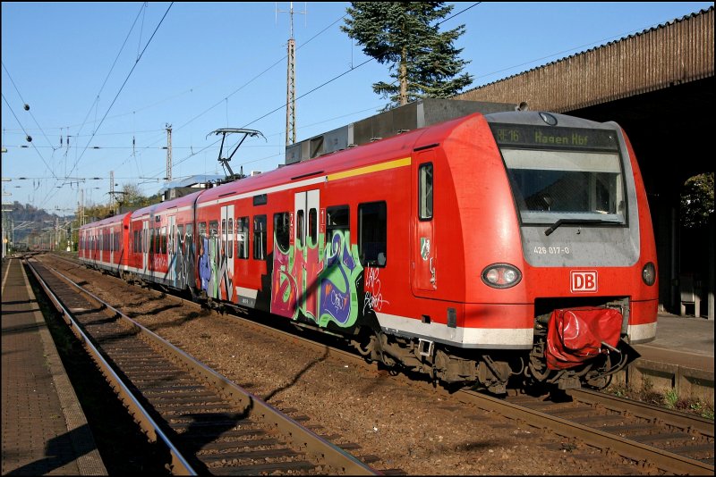 Leider ist 426 017/517 in den Tagen vor dem 14.10.2007 einigen Sprayern zum Opfer gefallen. Hier wartet der Triebwagen mit einem weiteren 426er in Plettenberg als RE16 (RE 29672)  Ruhr-Sieg-Express  nach Essen Hbf auf die Weiterfahrt.