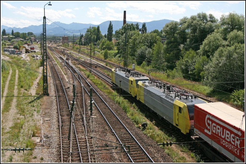 Leider auf der falschen Straenseite erwischt...E189 xxxRT und E189 933RT bringen einen Kombizug von Mnchen ber den Brenner nach Verona. Hier durchfahren sie den Bahnhof Rosenheim. Ein guter Kunde der KLV-Zge ist GRUBER LOGISTICS We move Europe, aus Auer (BZ).
