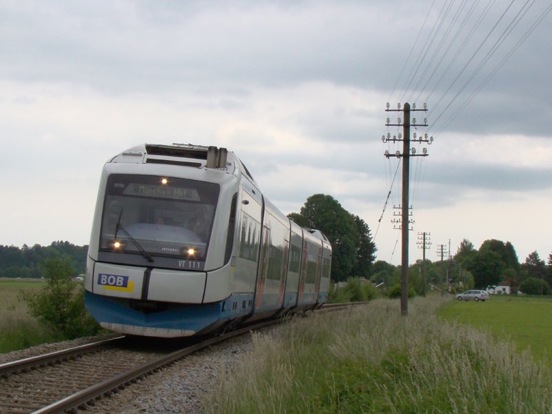 Leider bei nicht sehr rosigem Wetter kommte der VT 111 der Bayrischen Oberlandbahn bei der Ausfahrt des Bahnhofs Darching gesichtet werden