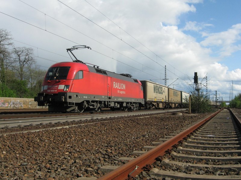 Leider ein wenig zu frh kam 182 003 mit dem Wenzel am 01.05.2008 durch Porz(Rhein) sodass ein kleiner Frontschatten endstand.