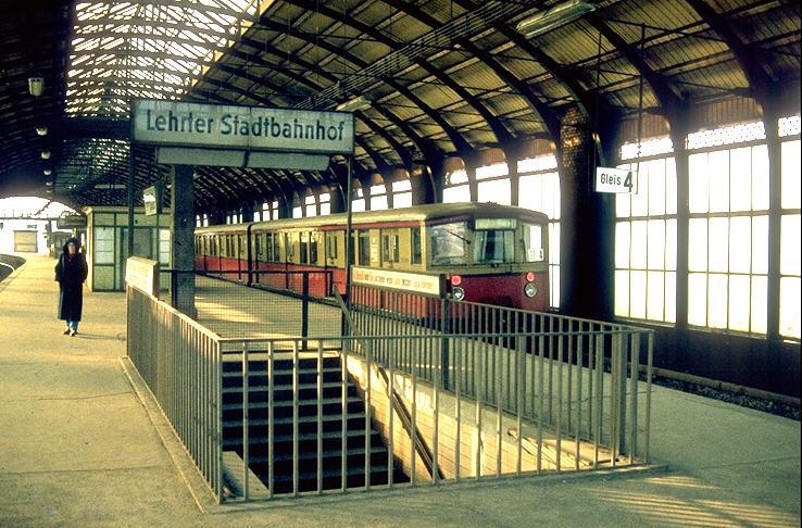 Leider existiert dieser Stadtbahnhof(1882)nicht mehr.Er wurde abgerissen trotzdem er unter Denkmalschutz stand.Hier ein Stadtbahnzug bei der Ausfahrt nach Wannsee.(Archiv P.Walter)
