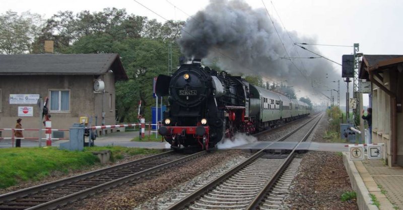 Leider fhrt die 52 8047 das letzte mal am 28.10.07 durch Glaubitz (bei Riesa),bevor das Feuer fr immer erlischt. 