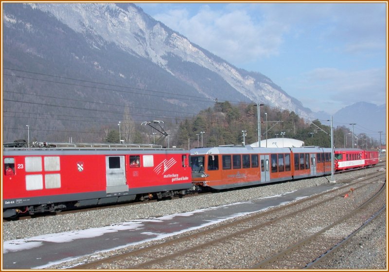 Leider fuhr der Zug wieder etwas zu schnell, oder meine Kamera war zu langsam. Trotzdem ein Blick auf den fabrikneuen Bhe 4/6 der GGB Gornergratbahn. Zwischen Domat/Ems und Ems Werk. (01.02.2007)