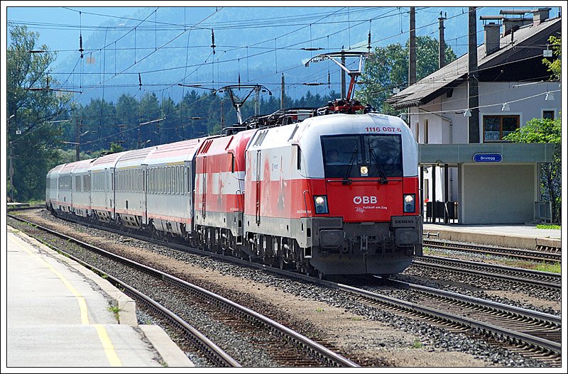 Leider im Gegenlicht, aber im Innal nicht wirklich optimal fotografierbar - OEC 163  Transalpin  von Basel nach Wien, wegen der Arlbergsperre am 25.8.2008 relativ stark versptet, bei der Durchfahrt in Brixlegg. Auch hier wieder ein EM-Tandem im Einsatz, nmlich Polen vor sterreich. 