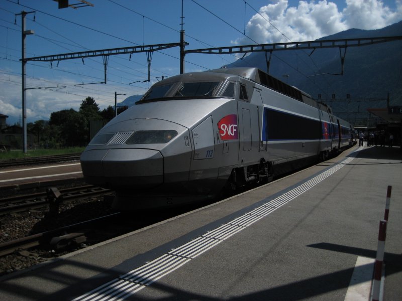 Leider konnte ich wegen des Reservationsobligatoriums nicht selber mitfahren, dafr konnte ich noch einige Bilder vom TGV 113 machen. Das Bild entstand in Martigny.(26.Juli 2008)
