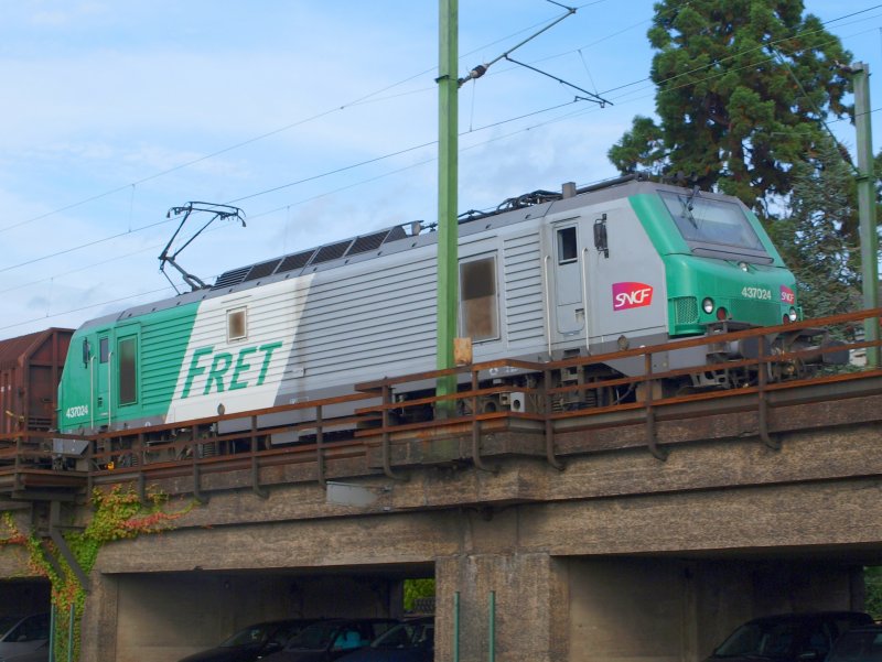Leider nur ein Schnappschuss, FRETchen 437024 der SNCF mit einem gemischtem Gterzug in Linz am Rhein Richtung Sden unterwegs