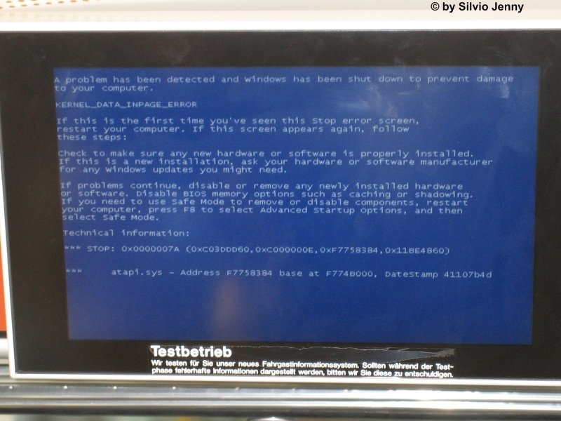 Leider eine fters vorkommenden Anzeige der Fahrgastinformationsbildschirmen der ZVV-Fahrzeuge, wie dieser hier in einer VBZ-Cobra am 9.9.07. In letzter Zeit hufen sich die Systemabstrze des neuen ZVV Leitsystems, in Winterthur wo das Leitsystem vollumfnglich in Betrieb ist, resp. sein sollte. Sind sehr oft Busse mit ausgeschalteten Bildschirmen unterwegs. Auch die VBZ leidet unter diesen Ausfllen.