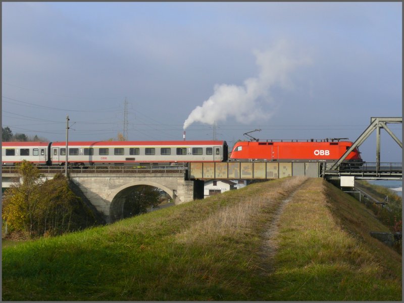 Leider eine Sekunde zu spt ausgelst. 1116 174-2 fhrt auf die Rheinbrcke. (01.11.2007)