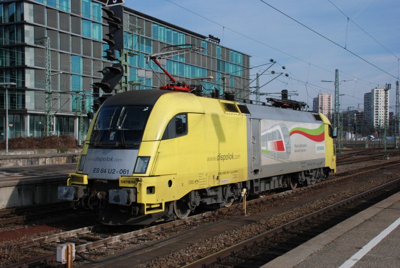 Leider soll Sie mittlerweile schwarz sein. Die ES64 U2 - 061 am 4.03.2009 hier noch mit  Shaping Bulgarian`s Railways Together  -Aufschrift.