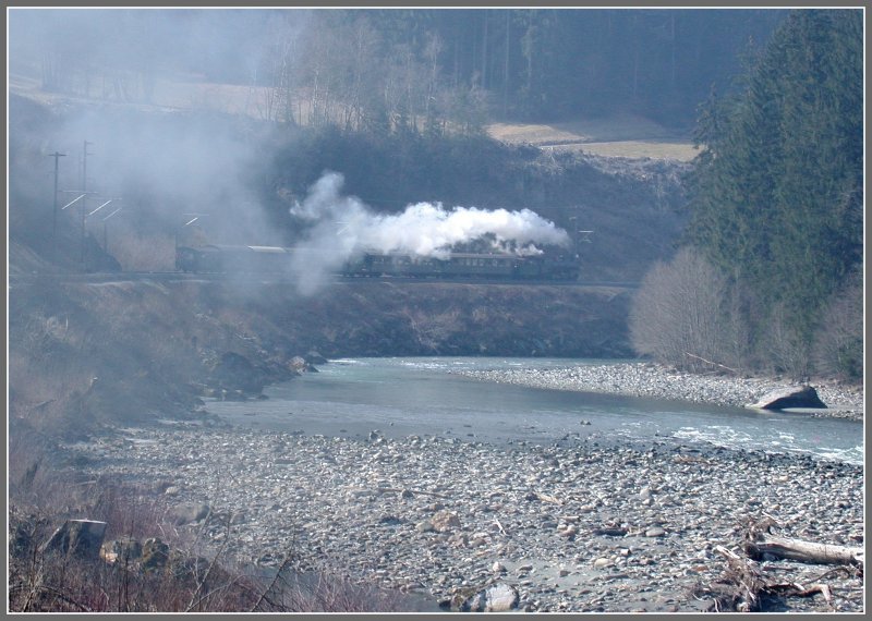 Leider ist das Spektakel von allzu kurzer Dauer und G 4/5 107 entschwindet mit ihrem Zug Richtung Valendas-Sagogn. (18.03.2007)