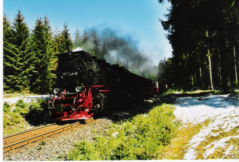 Leider stand die Sonne so, das der Schatten des Waldes genau auf die Lok viel und das Bild so ungenau machte:-(
ABer gut, zu sehen ist hier die 997245-6 mit ihrem Zug nach Eisfelder Talm�hle ca 4min nach der Ausfahrt aus dem Bahnhof Elend.
3.4.2007