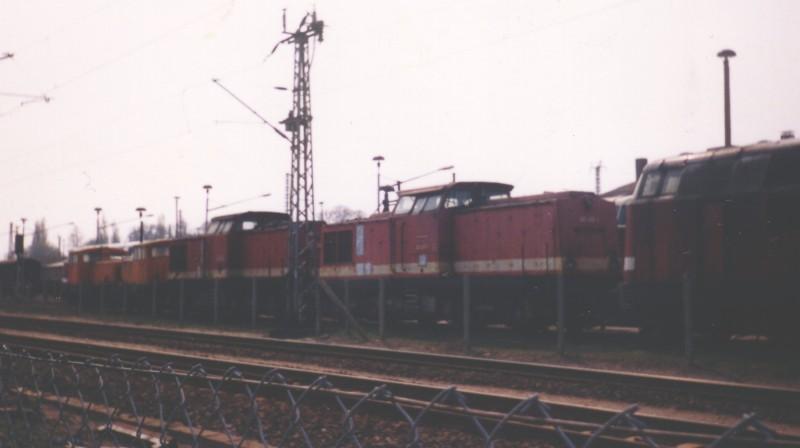 Leider unbekannte 201`er. Fotografiert in eheml. BW Wismar ca.1993. Zusammen mit V22 und V180.
<a href= http://staedte.kaposo.de  target= _blank ><img src= http://www.bahnbilder.de/counter/counter_new.php?key=149076711  alt= St&auml;dte auf Kaposo  title= St&auml;dte auf Kaposo  border= 0  /></a>