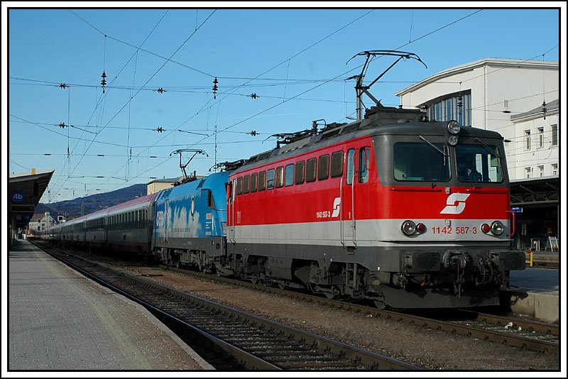 Leider war der Kyototaurus gestern am 1.2.2007 eingewickelt. 1142 587 und 1016 023 bei der Ankunft in Graz mit dem OEC 557  Kunsthaus Graz  von Wien kommend.