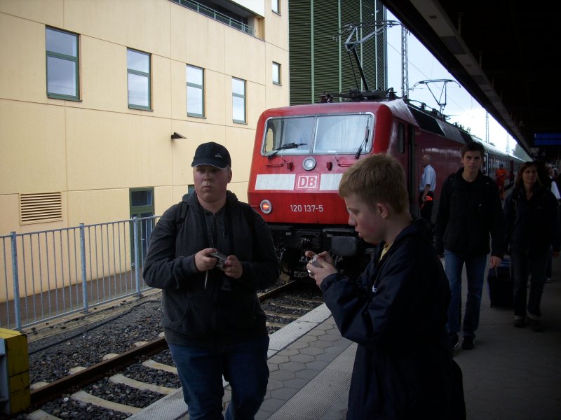 Leider waren wir nur zur Dritt zu unseren kleinen Bahnbildertreffen am 25.Juli 2009 in Stralsund.Dabei Martin Voigt(mit Kappe)und Stefan Pavel. 
