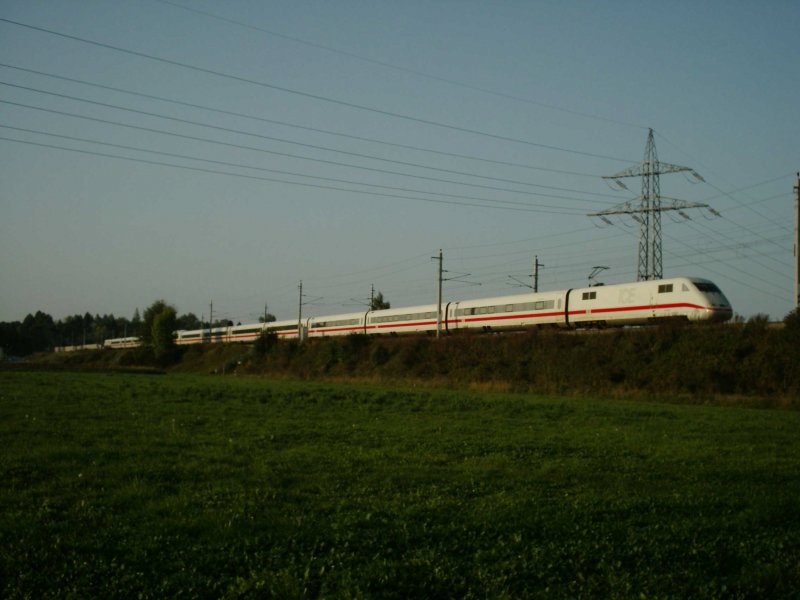 Leider wird der einzige Bebauungs- u. Lrmschutzwand-freie Streckenabschnitt des  Passauer Asts  der Westbahn in der nheren Welser Umgebung von Starkstromberlandleitungen verschandelt.. Hier trotzdem der abendliche ICE 91 . [29.09.06]