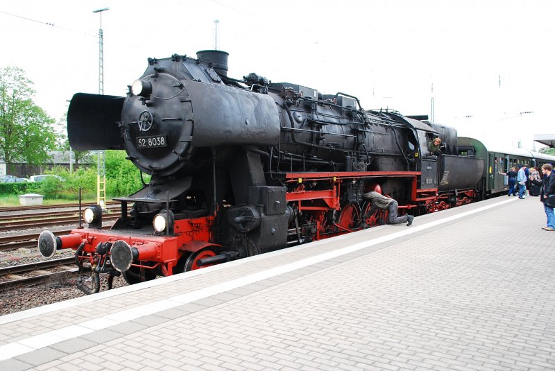 Leider wurde uns ein falsches Gleis genannt, darum strt der Bahnsteig: Die wunderschne 52 8038 der Dampfeisenbahn Weserbergland bei einem Zwischenstopp im Mindener HBf am 03.05.2009. Die Tour endete in Rinteln.