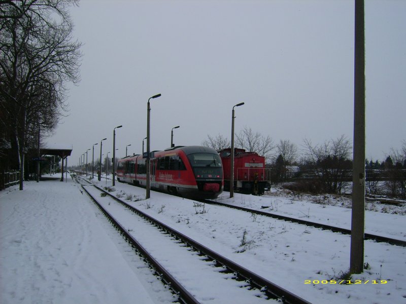 Leipzig/Knauthain 19.12.2005
berfhrung des Stahlhartgusswerks nach Leipzig trifft auf RE in Richtung Hof.