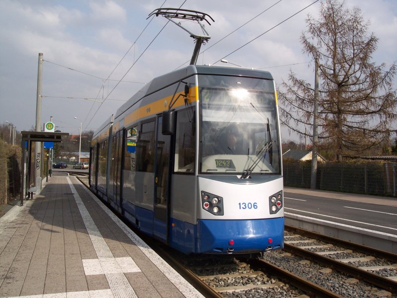 Leoliner 1306 befindet sich am 24. Mrz 2007 an der Haltestelle Kurt-Kresse-Strae. Er fhrt auf der Linie 2 (Lausen-Naunhofer Strae) am Wochenende im 15-Minuten-Takt.