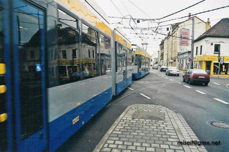 Leoliner in Doppeltraktion, auf der Georg-Schumann-Str./Lindenthaler Str. Stadteinwrts Juni 2004