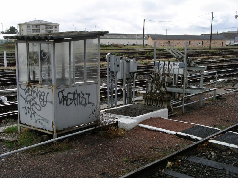 Les Sables d´Olonne Bahnhof.

Hier gibt es kein Stellwerk, sondern nur nur offene Stellhebel fr die Weichen.

13.09.2004
