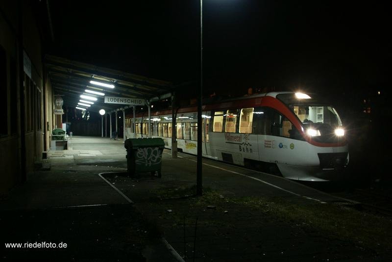Letzte Fahrt der DME auf der Volmetalbahn: 11.12.2004 22 Uhr im Bahnhof von L�denscheid