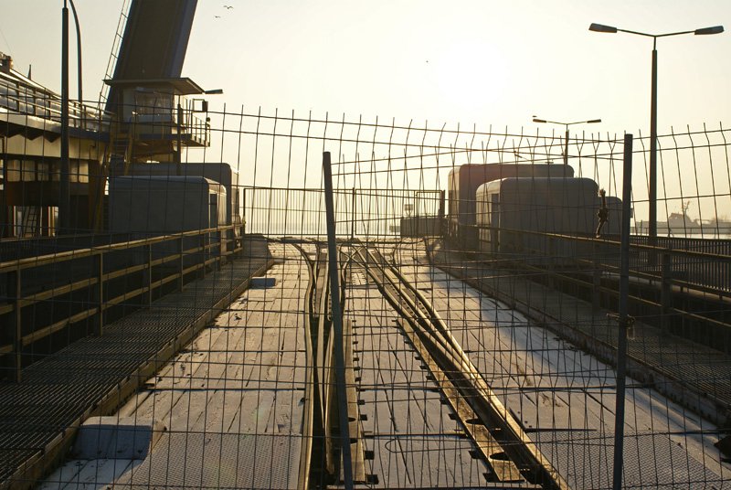 Letzte Relikte der einstmals fr die Trajektierung bentigten Gleisanlagen im Stadthafen Sassnitz am 31.12.2008.