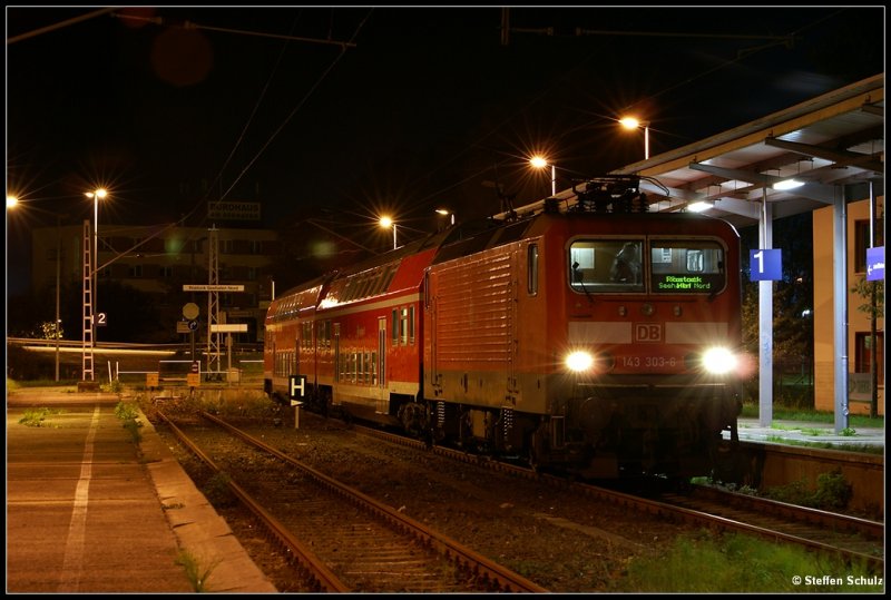 Letzte S-Bahn des Tages mit 143 303 vom Seehafen Nord zum Rostocker Hbf. 02.10.08
