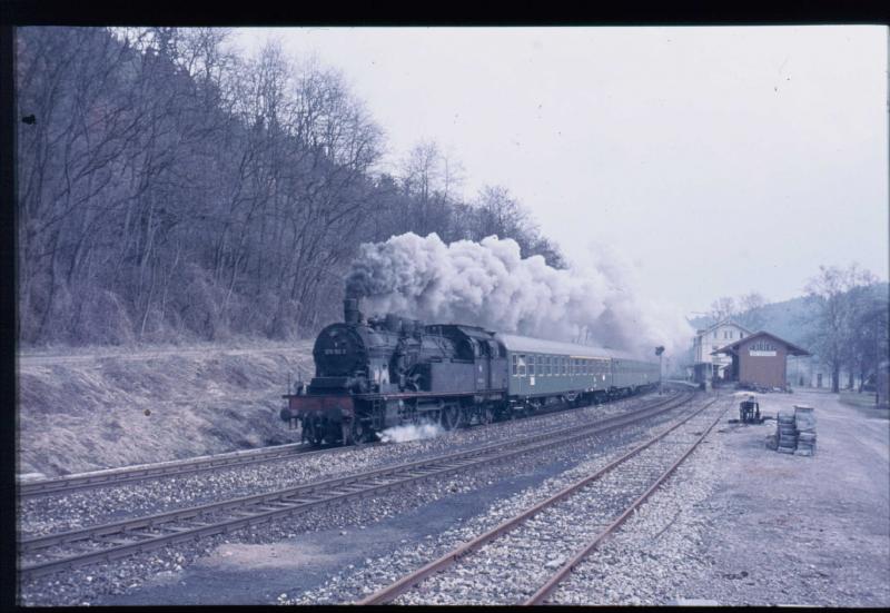 Letzte Tage der 78 in Baden W�rtenmberg hier in voller fahrt vor einem Eilzug in Richtung Rottweil 