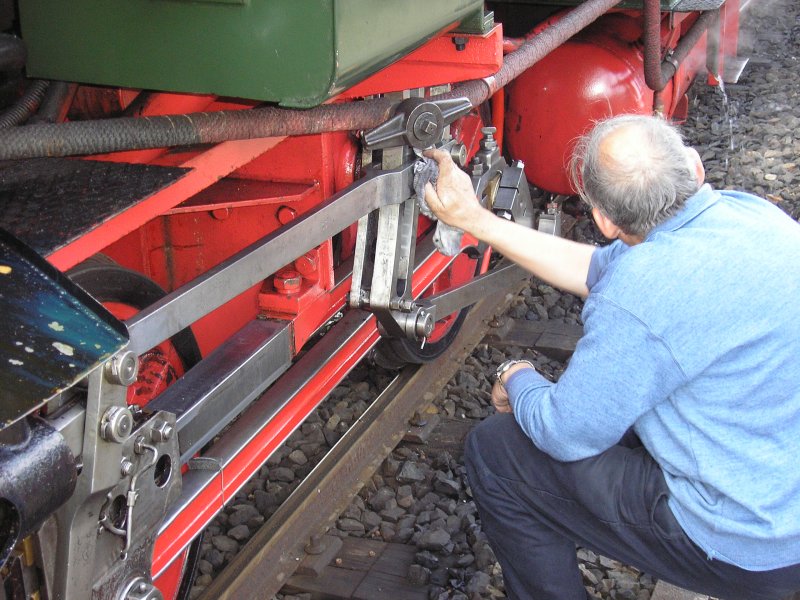 Letzte Vorbereitungen an der Lok, denn jeder wei, wer gut schmiert fhrt gut. Aufgenommen im Bahnhof Schierwaldenrath (Selfkantbahn)