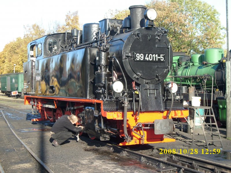 Letzte Vorbereitungen fr die Fahrt nach Ghren an der  Neuen  99 4011 in der Einsatzstelle Putbus am 28.10.2008.