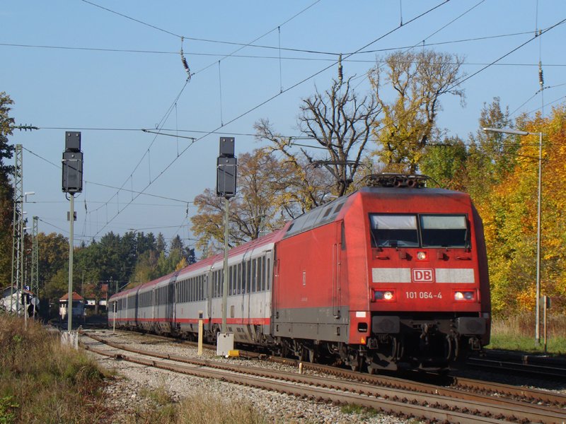 Letzten Herbst kommte die 101 064-4 beim Ziehen des IC 69 in A�ling auf den Chip gebrannt werden. Heute ist dieser Zug ein Railjet.
