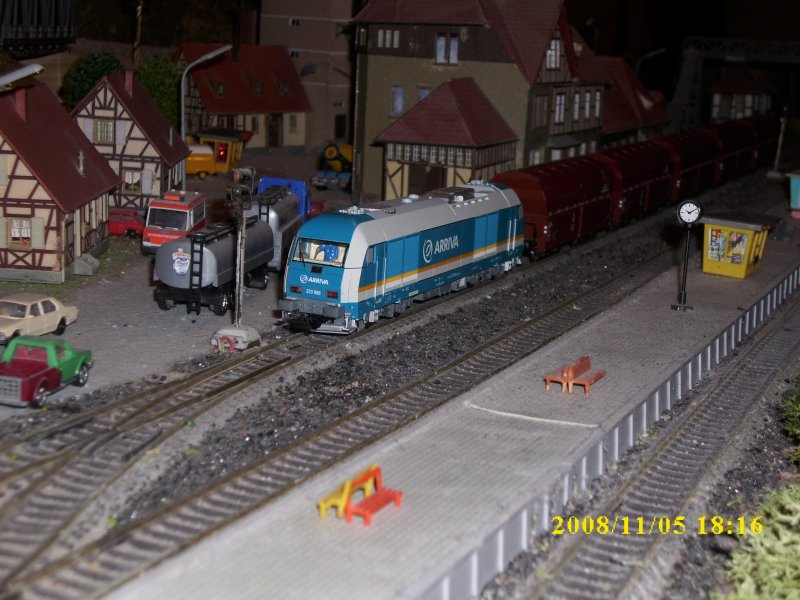 Letzter Neuzugang in meinen Lokbestand ist ein Geschenk meines Bruders zu meinen Geburtstag.PIKO`s ARRIVA/ALEX-Lok 223 steht mit einen Gterganzzug im Talbahnhof.