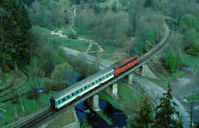 Letzter Personenzug auf dem Abschnitt Knigshtte - Elbingerode auf der Bodebrcke in Knigshtte am 29.05.1999.