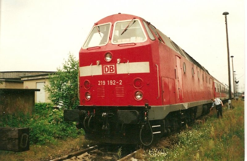 Letzter Rundgang,im Juli 1999 an der 219 192,in der Einsatzstelle Berlin Lichtenberg,bevor es zum nahgelegenden Bahnhof Lichtenberg ging. 