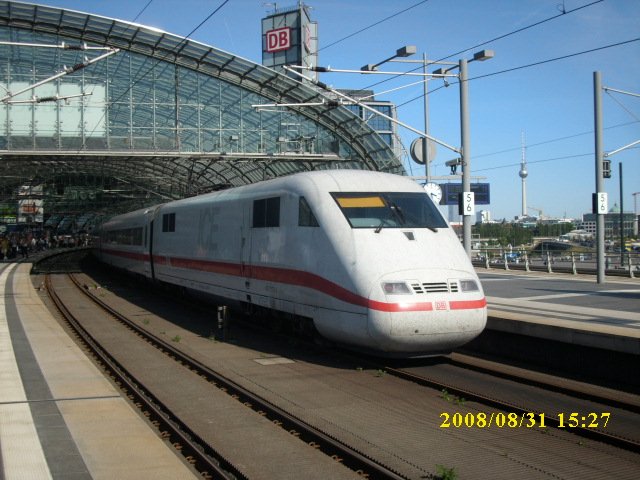 Letzter Zwischenhalt fr den ICE-1 401 078 aus Interlaken Ost am 31.08.2008 im Berliner Hbf bevor die Endstation Berlin Ostbahnhof erreicht wird.