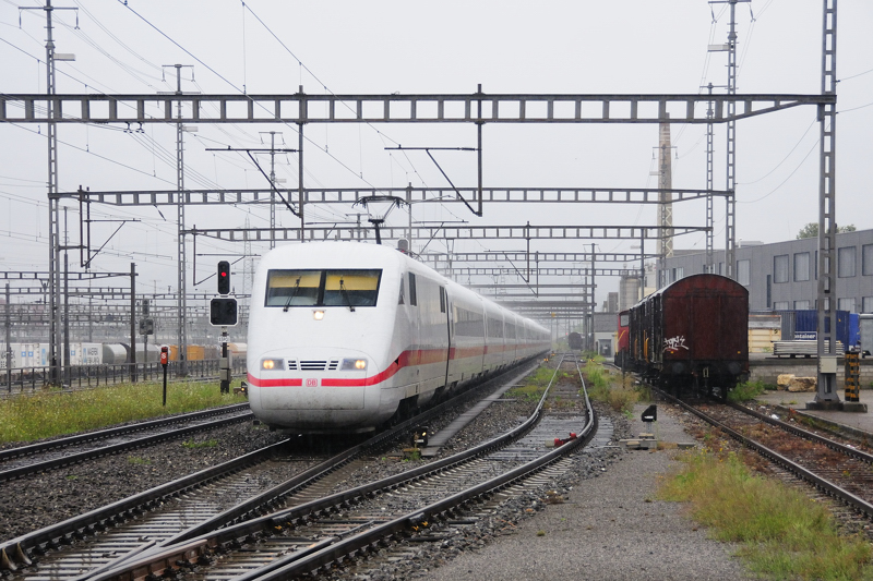 Letztes Aufbumen des Regens fr einen deutschen Zug auf Schweizer Schienen... Ein ICE mit Schweizpaket aus Olten kommend, holt sich seine  Fahrzeugwsche  ab. (Muttenz, 10.08.09).