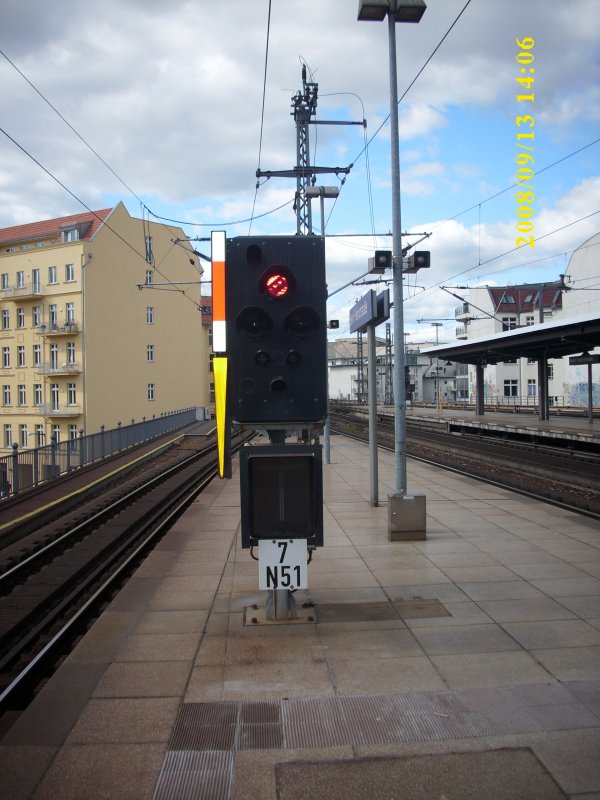 Lichtausfahrsignal im Bahnhof Berlin Friedrichstrae am 13.September 2008 in Richtung Berlin Hbf.