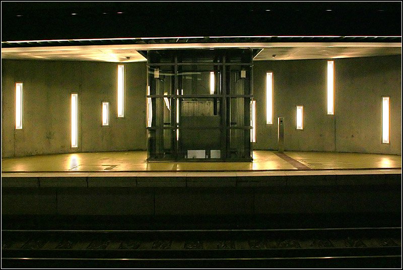 Lichtdesign -

U-Station  Friedrichsbau (Börse), seit 2006 mit Aufzügen erreichbar, interessante Lichtgestaltung um die Aufzüge. 

(M)